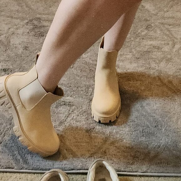 🆕Women Chelsea Lug Sole-9620-beige Synthetic leather Ankle Elastic Band Boot - Picture 2 of 13